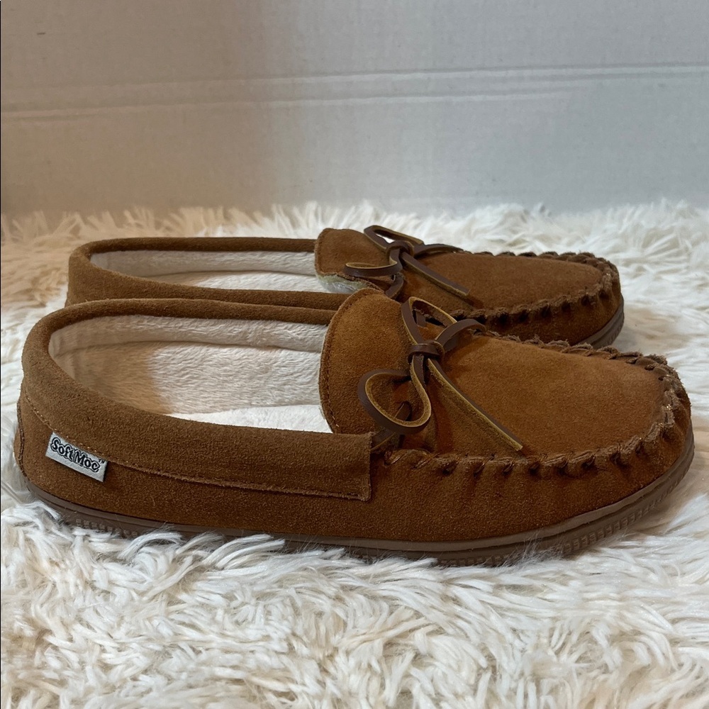 Softmoc women’s brown leather moccasin style shoes. - Picture 2 of 8